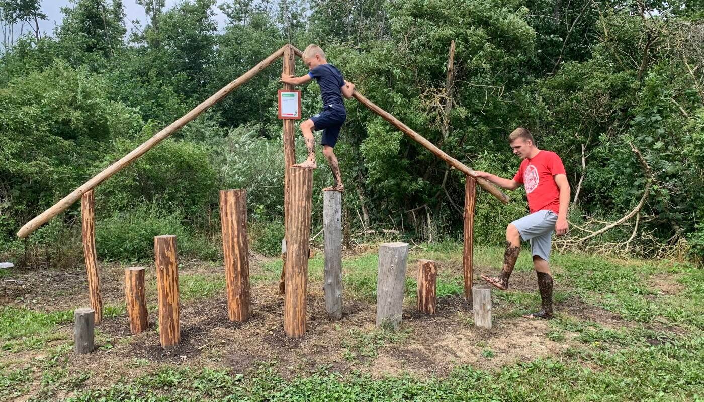 Familie beim Klettersteg im BarfussPark Plau am See © Kletterpark Plau am See