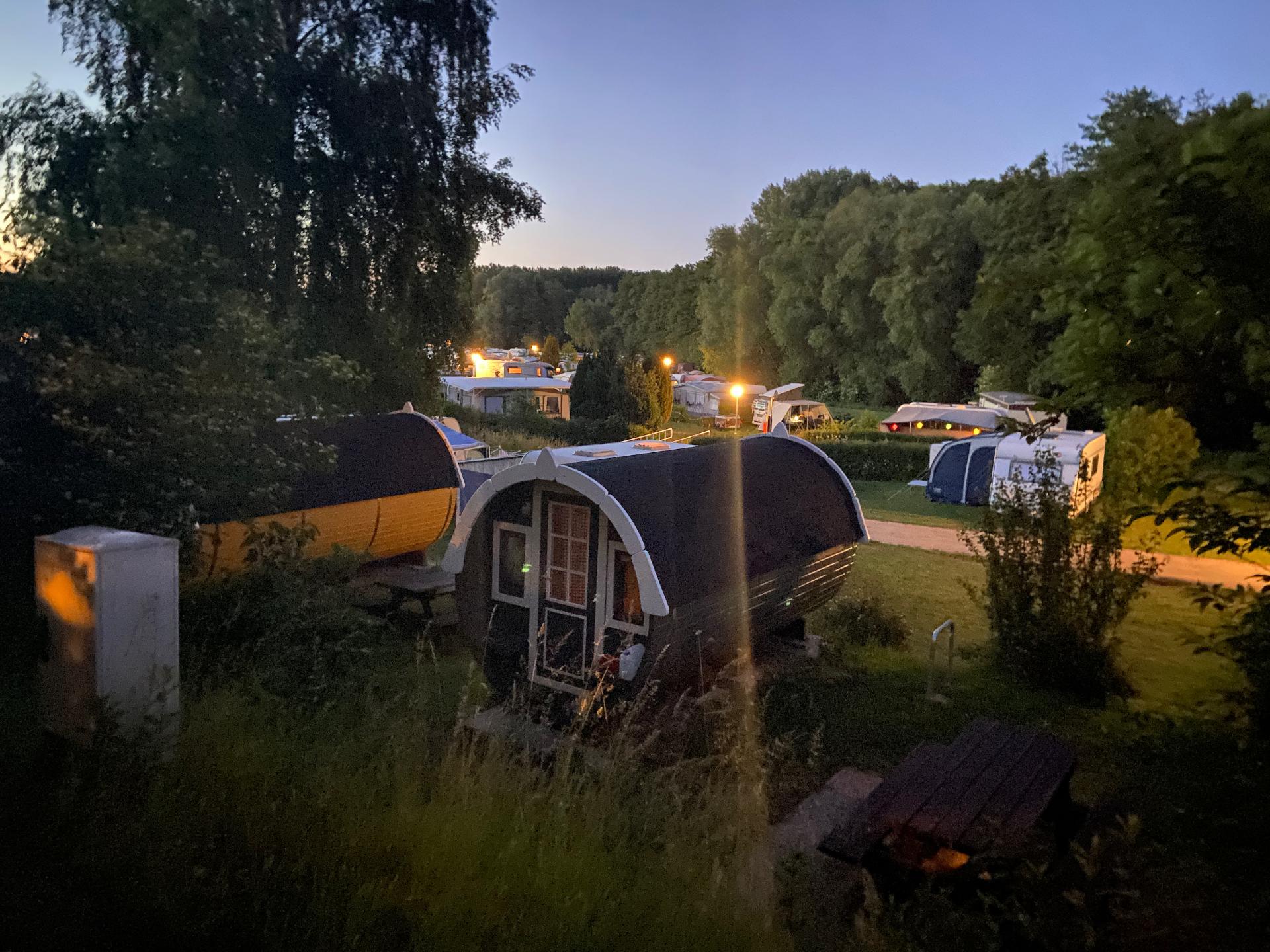 Campingfässer und Campingplatz im Abendlicht © Campingplatz Ostseequelle GmbH 