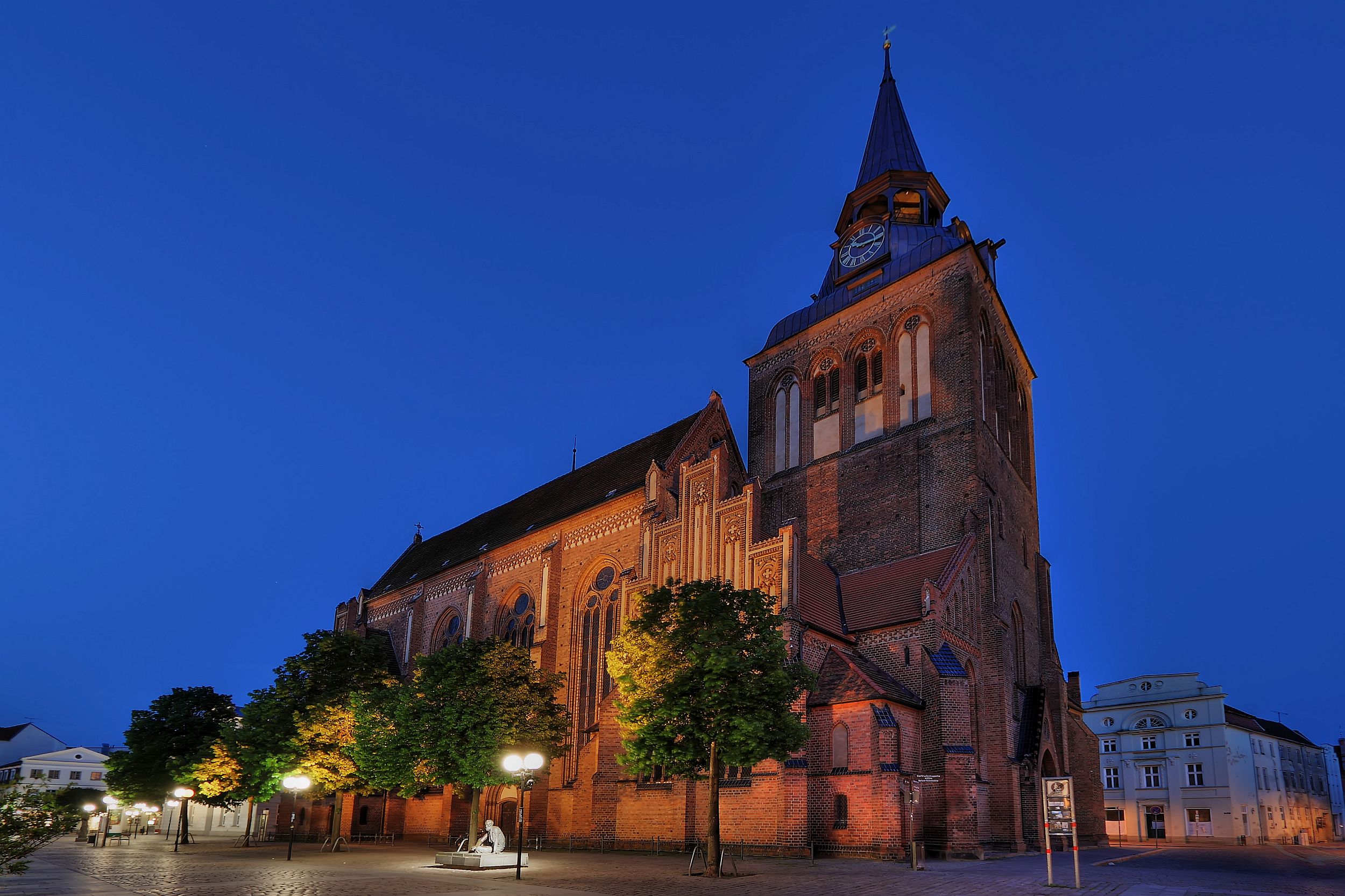 Außenansicht Pfarrkirche St. Marien bei Nacht © Helga Möbius