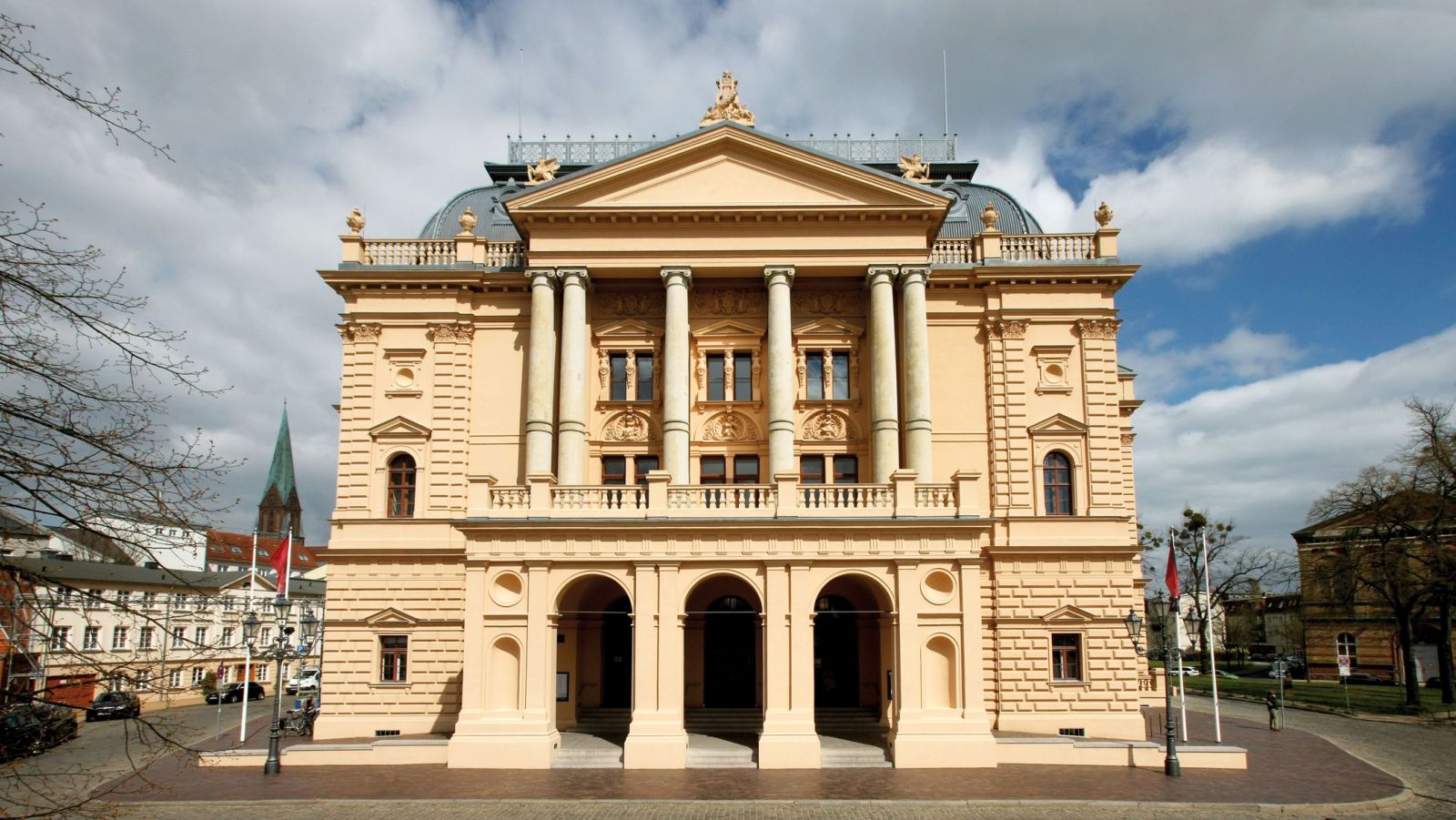 Blick auf das historische Gebäude des Mecklenburgischen Staatstheaters in Schwerin. © Mecklenburgisches Staatstheater