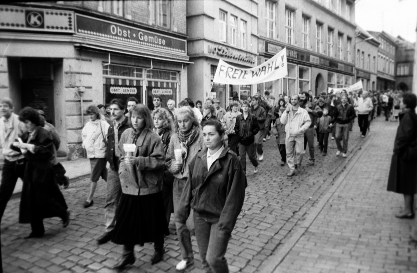 Demonstranten passieren die damalige Parchimer Straße des Friedens, auf ihren Transparenten werden freie Wahlen gefordert.  © Willy Voß 