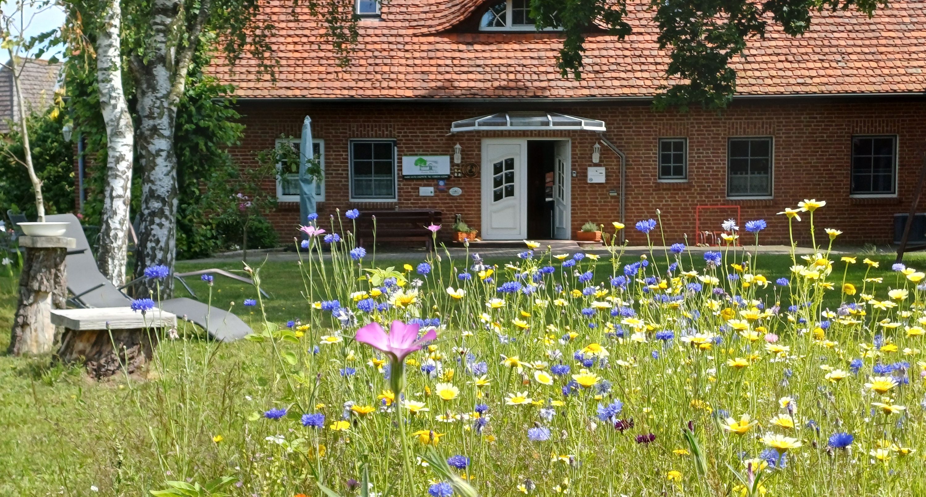 Pension Redefin Haupthaus mit Gästegarten © Pension Redefin GbR