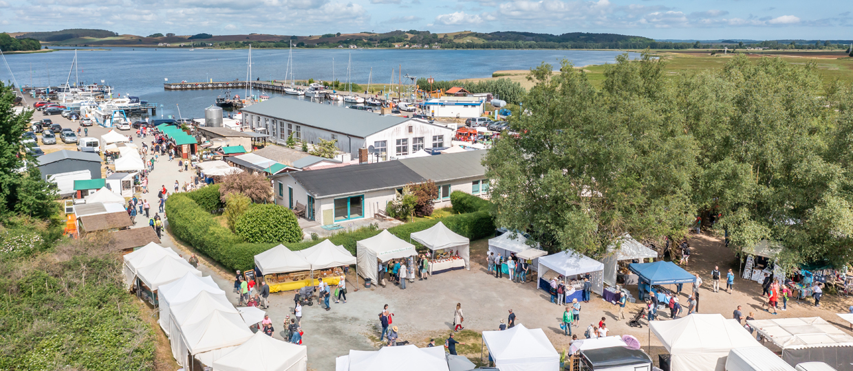 Rügen-Markt am Hafen von Thiessow