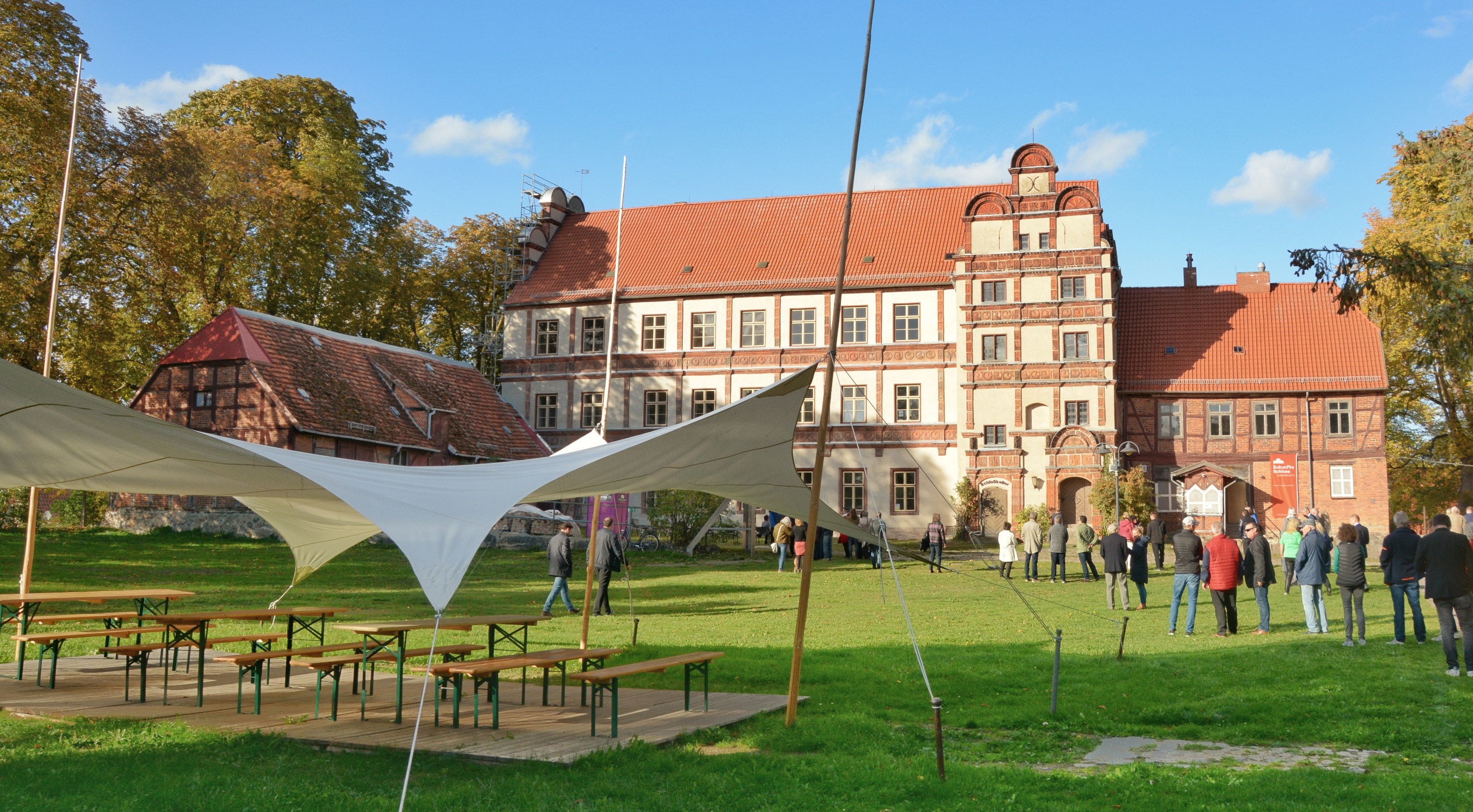 Der Innenhof des Schlosses Gadebusch bei einer Veranstaltung. © Tourismusverband Mecklenburg-Schwerin e.V.