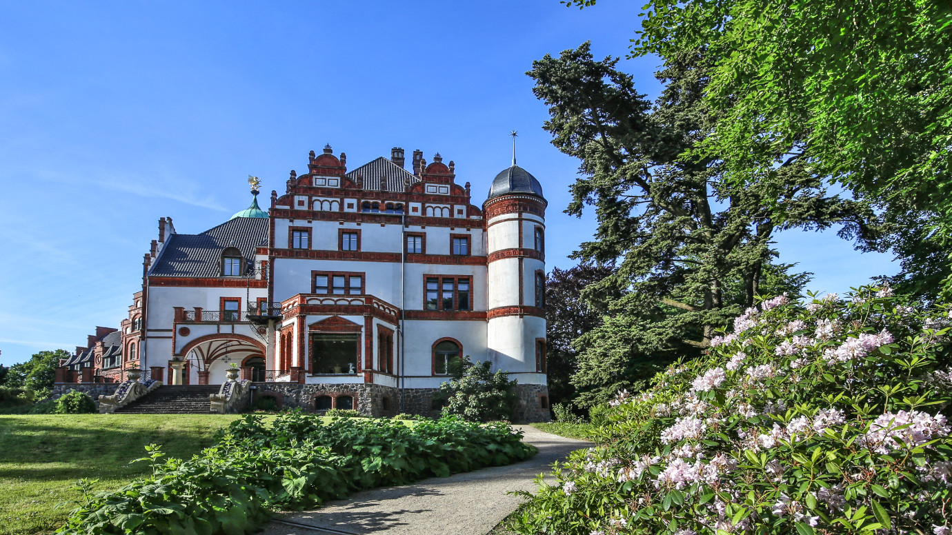 Schloss Wiligrad zur Rhododendronblüte © TMV/ Gohlke