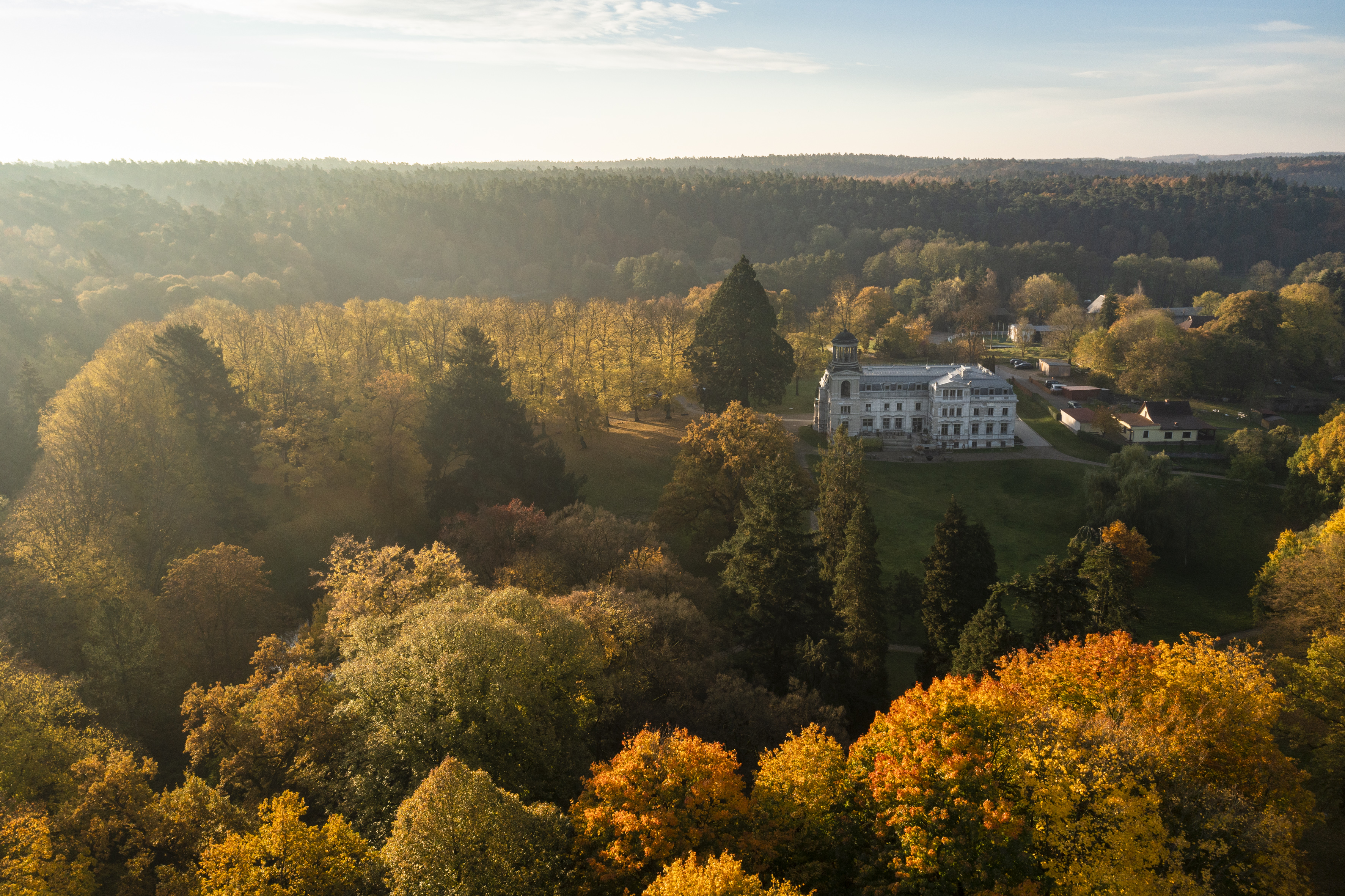 Schloss und Schlosspark Kaarz im goldenen Herbst © Schloss Kaarz / Stefan von Stengel