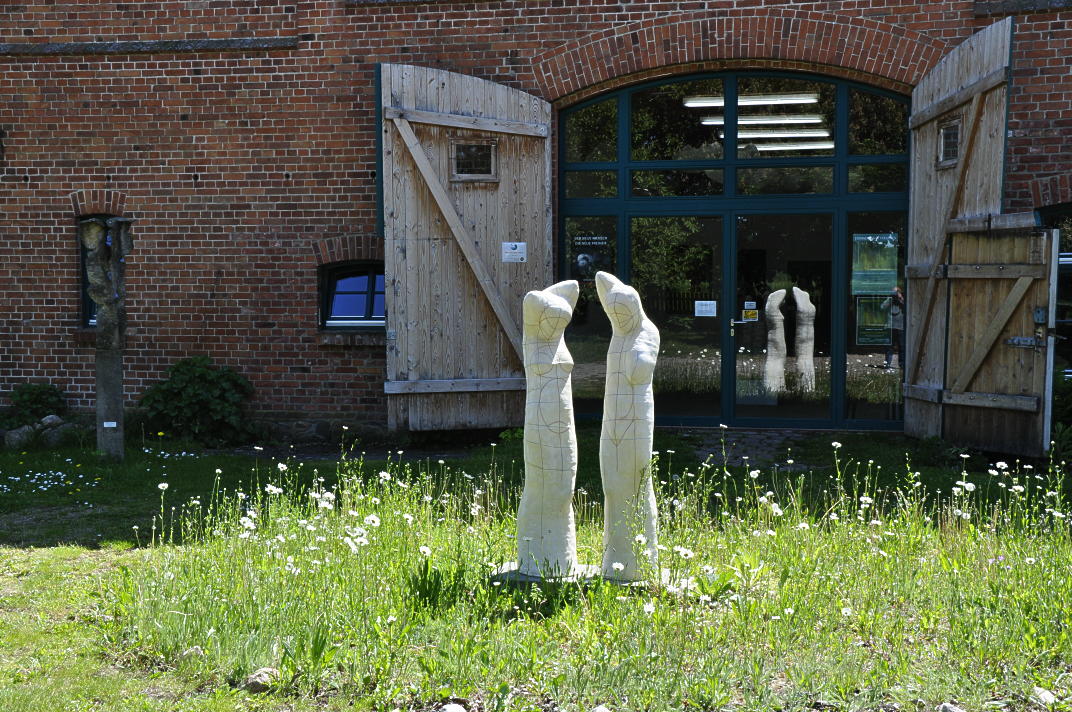 Skulpturengruppe im Blühkreis auf dem Hof vor dem Galerietor © Ulrich Rudolph