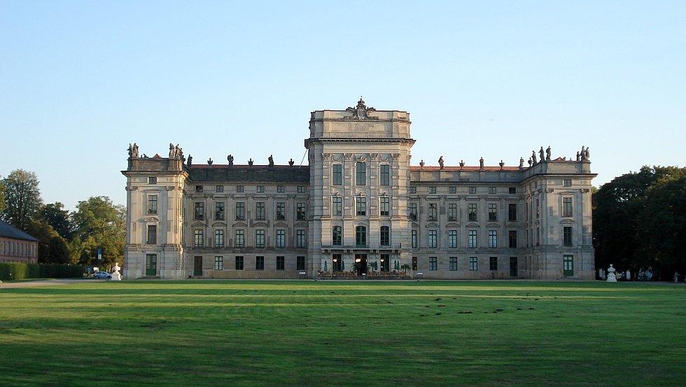 Das Schloss wurde in den Jahren 1772-1780 im Auftrag Herzog Friedrichs erbaut © TMV/Fischer