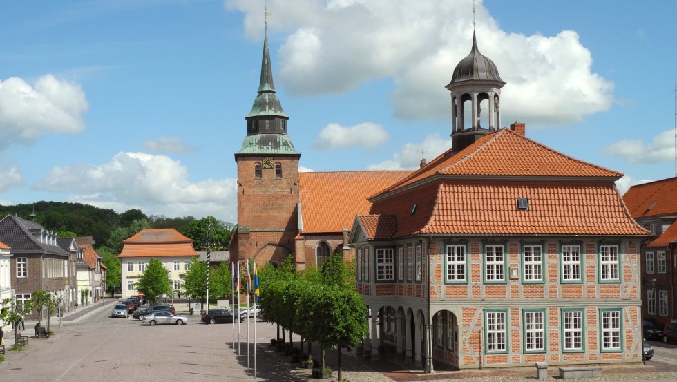 Boizenburger Markt mit Rathaus und St. Marien Kirche © Stadtinformation Boizenburg/Elbe