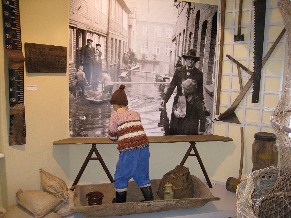 In der Ausstellung nicht zu übersehen: Eine Installation zum Thema Hochwasser. © Heimatmuseum