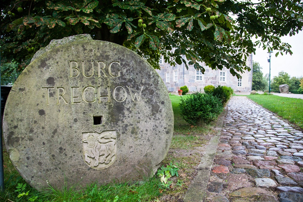 Mühlstein mit Inschrift und Wappen Burg Trechow © Frank Burger