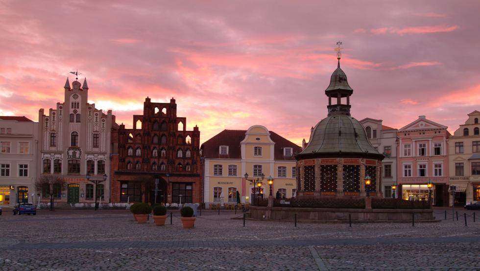 Marktplatz in der Abenddämmerung © Volster & Presse Hansestadt Wismar