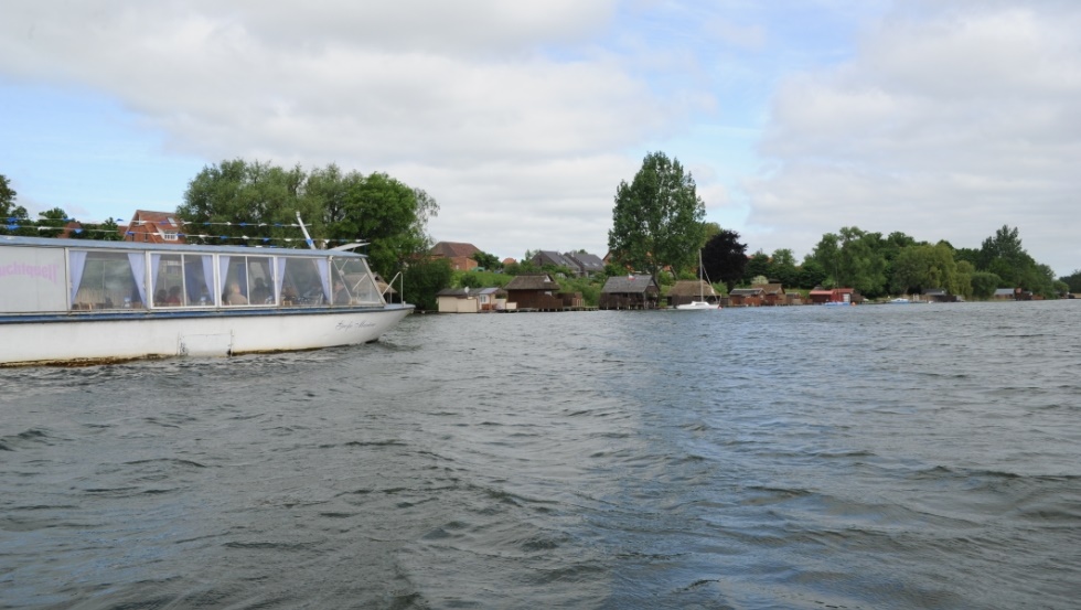 Gemächlich gleitet das Elektroboot an den Ufern entlang der Ufer des Schaalsees © TMV/Foto@Andreas-Duerst.de