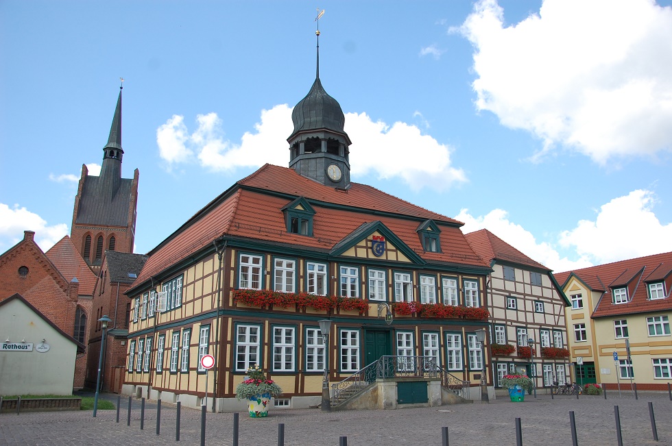 Das Grabower Rathaus steht repräsentativ im Zentrum der Fachwerkstadt. © Gabriele Skorupski
