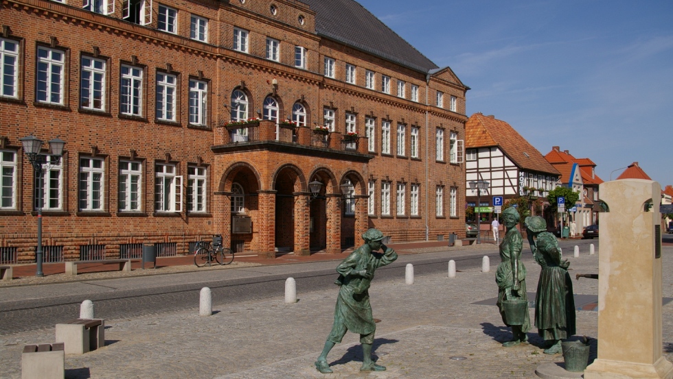 Rathaus mit Fiek`n Brunnen und lustiger Figurengruppe © Stadt Hagenow