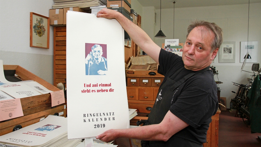 Hans-Hilmar Koch fertigt auf historischen Maschinen Druckgrafiken an © MV Foto e.V. Fotografin: Angelika Lindenbeck
