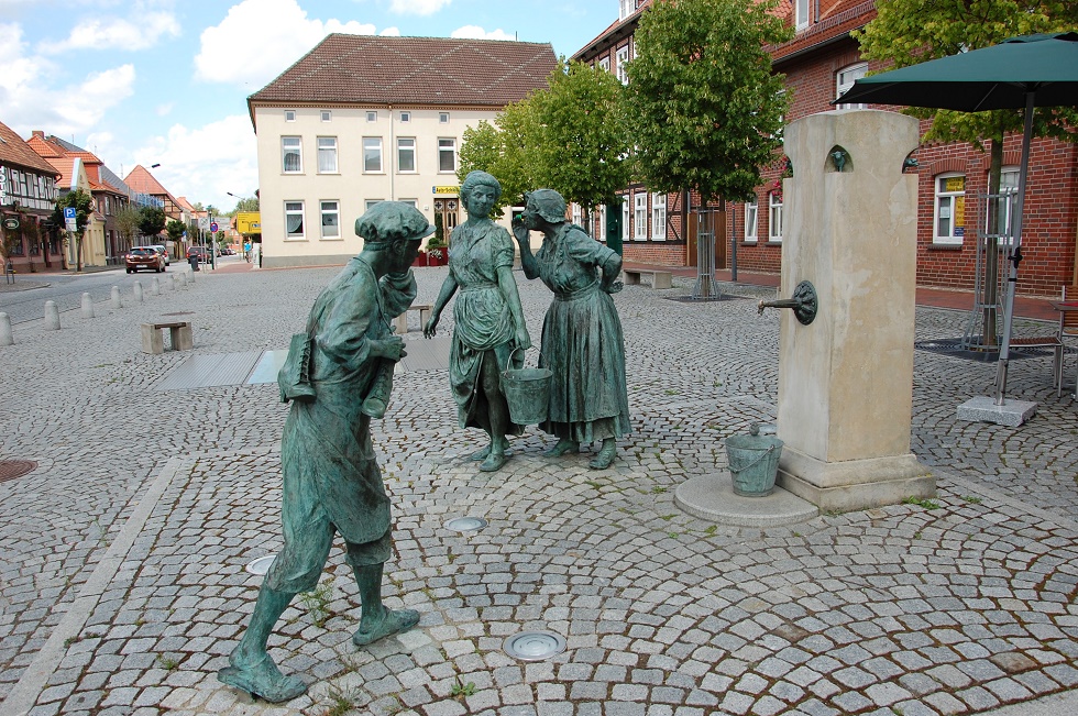 Anstelle des alten Brunnens stehen jetzt drei Bronzefiguren.  © Gabriele Skorupski