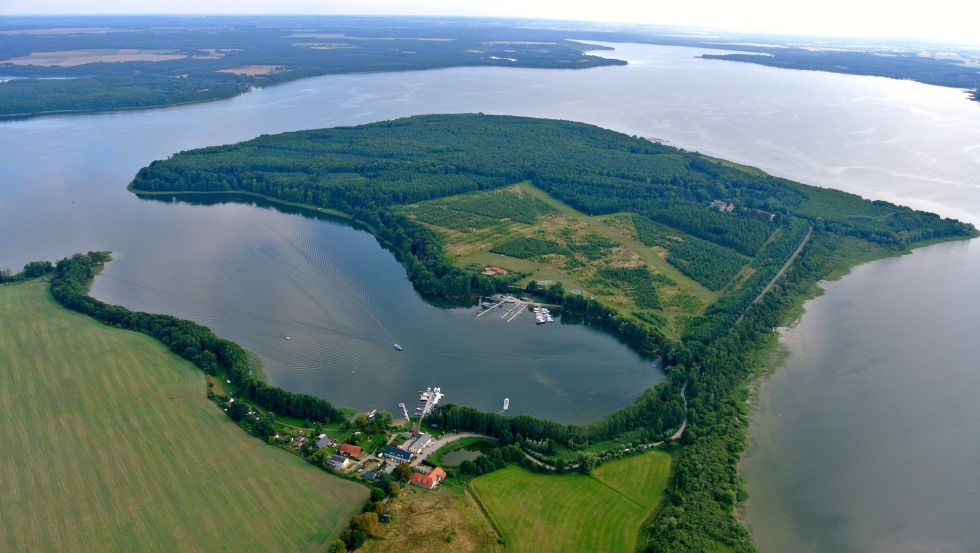 Luftbild des Fischereibetriebes mit Ferienhäusern © Fischerei und Räucherei Alt-Schwerin/Dietmar Bürth
