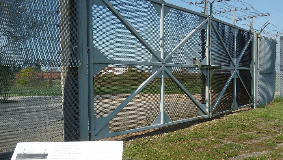 Abschnitt des Grenzsignal- und Sperrzauns auf dem Außengelände © Politische Memoriale e.V.