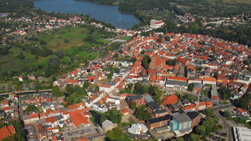 Luftbild von der historische Altstadt mit Wockersee © Stadt Parchim