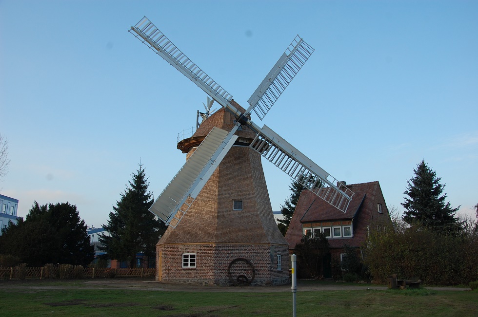  2014 wurde die Mühle saniert und grüßt nun wieder am Ortseingang von Wittenburg.  © Gabriele Skorupski