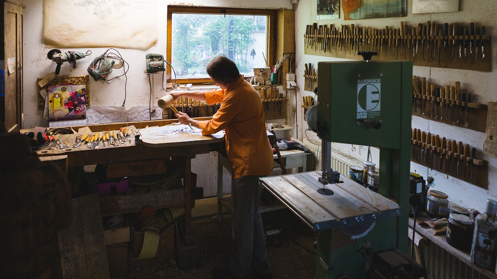 Holzbildhauerin Silke Krempien in ihrer Werkstatt © MV Foto e.V. , Fotografin: Anne Jüngling