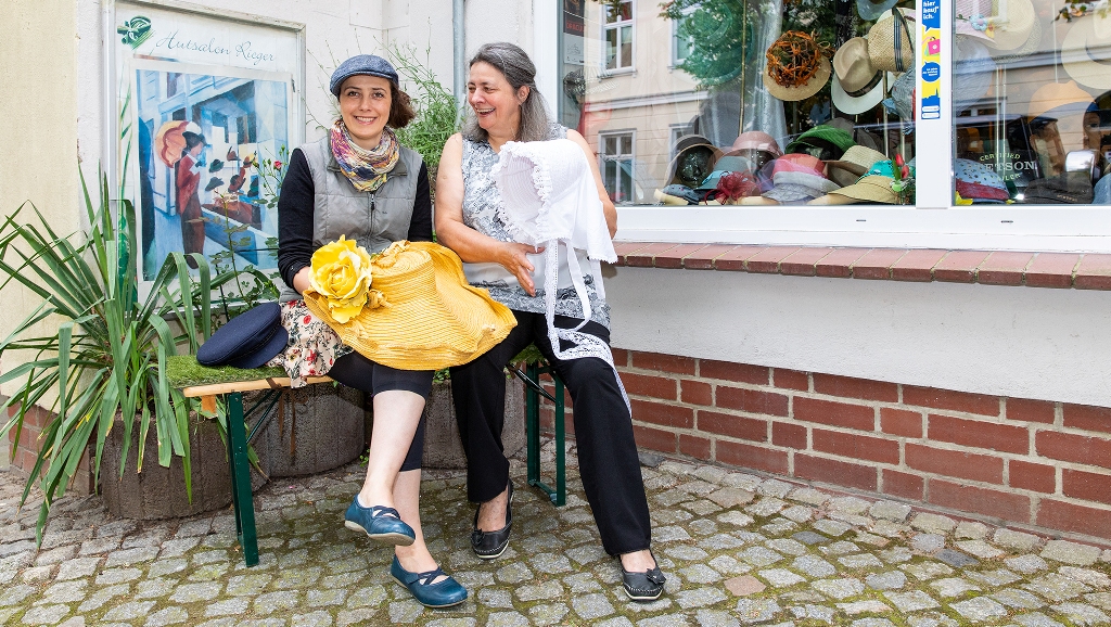 Genoveva und Marie-Antoinett Rieger vor ihrem Geschäft © MV Foto e.V. Fotograf: Dieter Schäfer