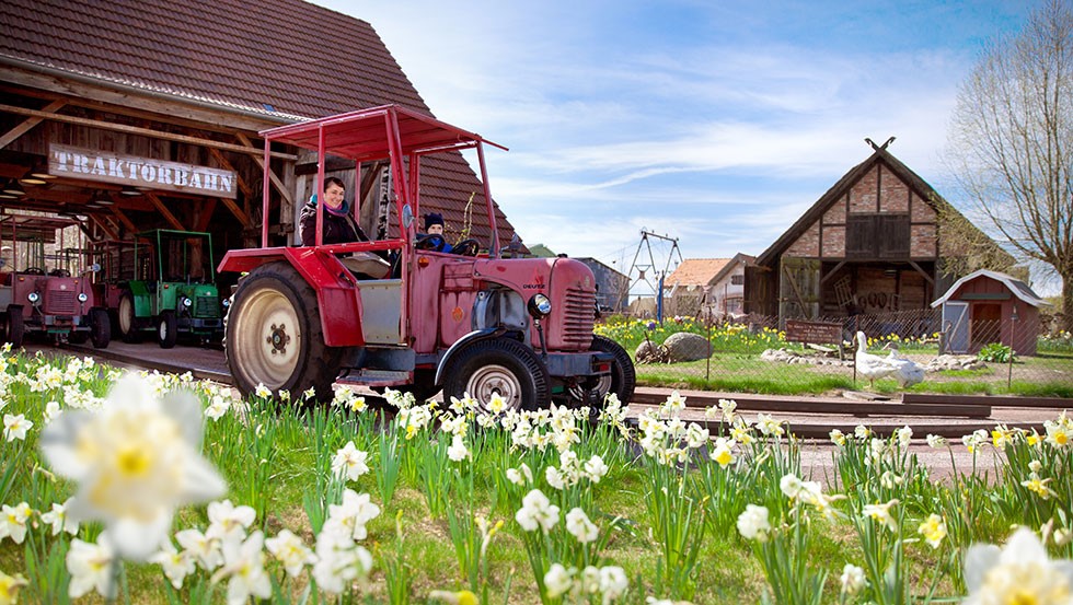 Karls Traktorbahn - Mit dem Bauernporsche über das Gelände © Karls Erlebnis-Dorf Rövershagen