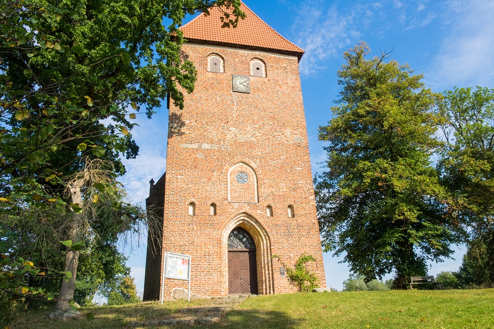 Die Turmseite der Kirche Mühlen Eichsen. © Frank Burger
