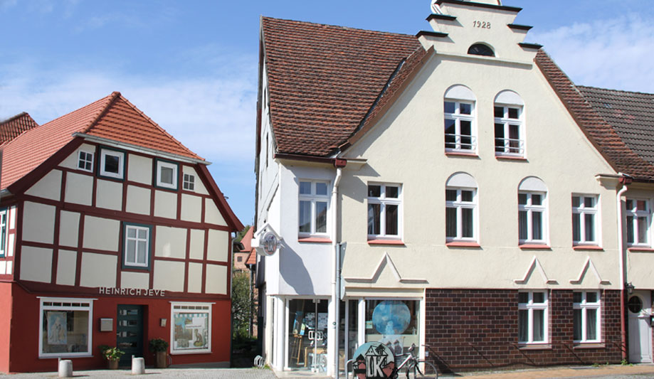 Lübzer Kunstspeicher - eine Ensemble von zwei denkmalgeschützten Gästehäusern und dem Ausstellungshaus (Speicher) im Garten   © Julia Theek