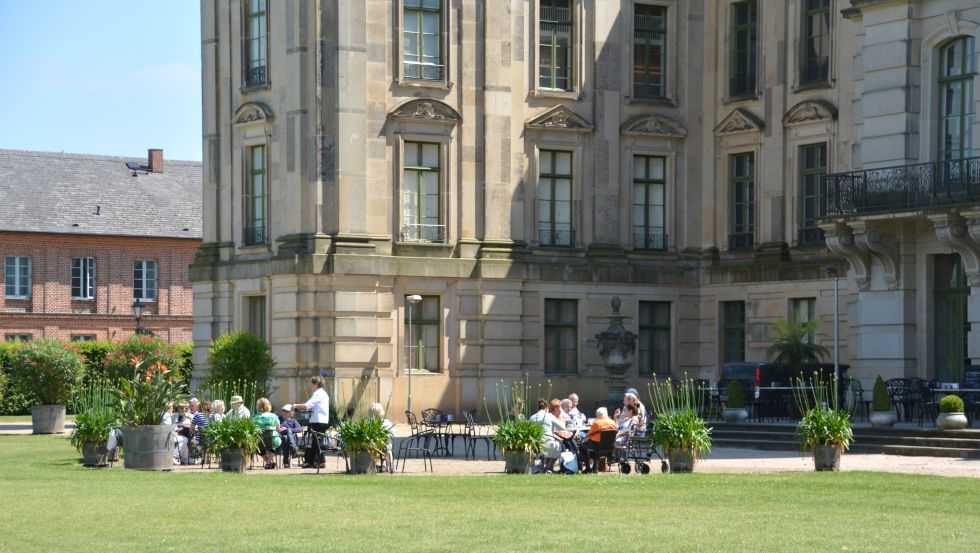 Café mit Sonnenterasse an der Parkseite des Schlosses © Tourismusverband Mecklenburg-Schwerin