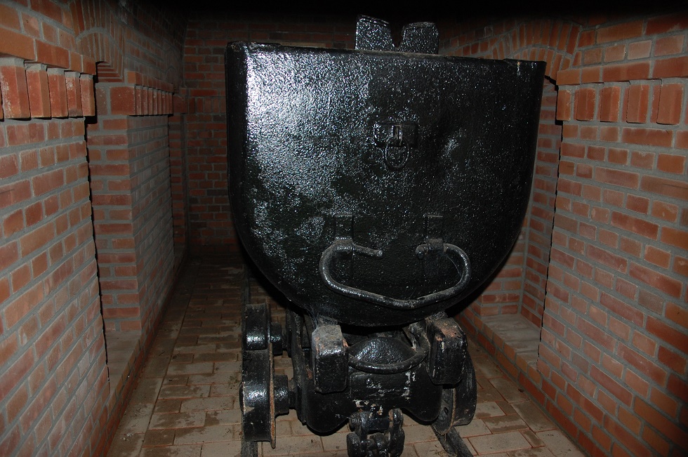 Hinter der Eisentür befindet sich eine Lore, mit der die Kohle transportiert wurde. © Gabriele Skorupski