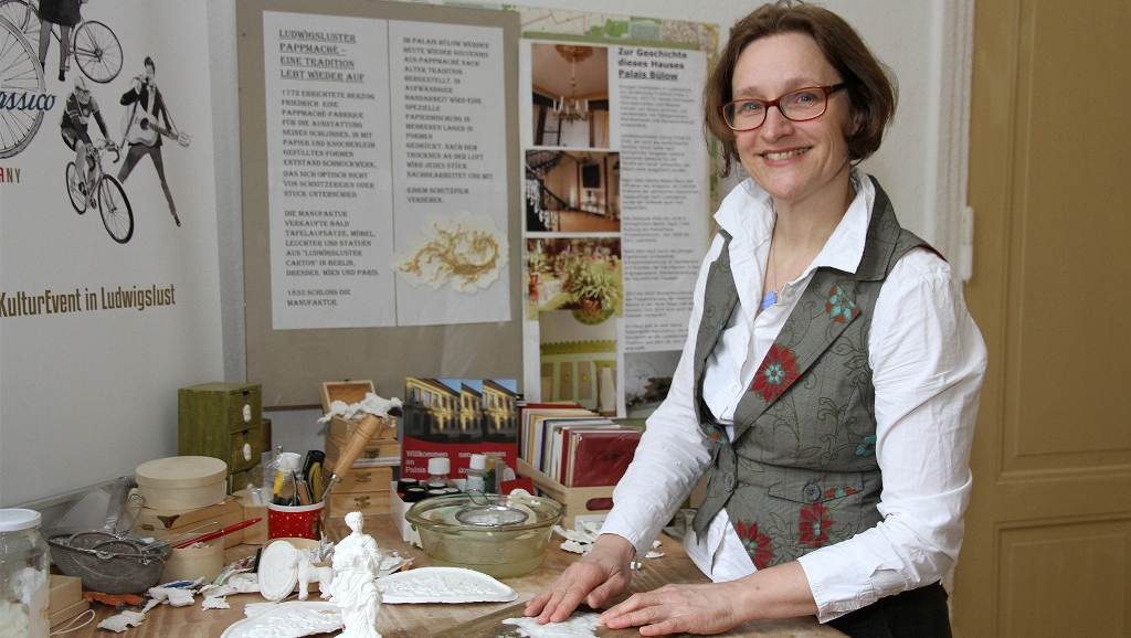 Iris Leithold belebt mit der Pappmaché Manufaktur eine uralte Tradition in Ludwigslust neu © MV Foto e.V. Fotografin: Angelika Lindenbeck