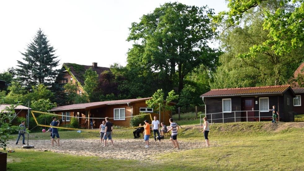 Volleyballfeld mit Blockhäusern im Hintergrund © Zebef e.V.