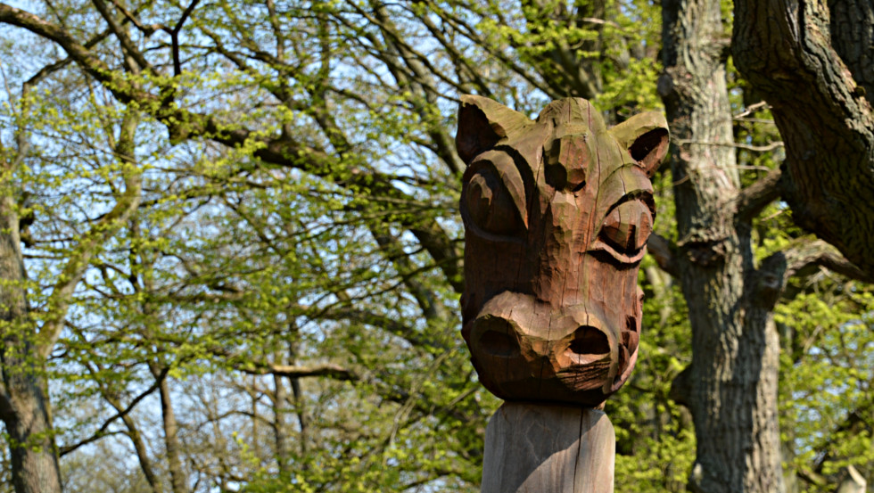 Die Stele mit dem Drachenkopf zeigt Ihnen die nächste Sagenstation © Foto: Tourismusverband Mecklenburg-Schwerin