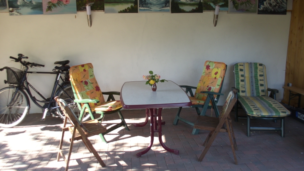 Für Gäste der Ferienwohung steht im Außenbereich eine überdachte Terrasse zum Verweilen bereit © Atelier 