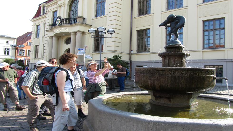Der Hechtbrunnen - Teterows Wahrzeichen erinnert noch heute an die Schildbürgerstreiche der Altforderen © Jana Koch