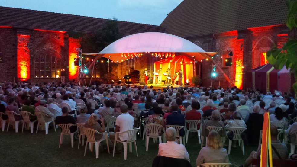 Zahlreiche Veranstaltungen von Musik und Theater finden übers Jahr im Nonnengarten statt © Klosterverein Rehna e.V.