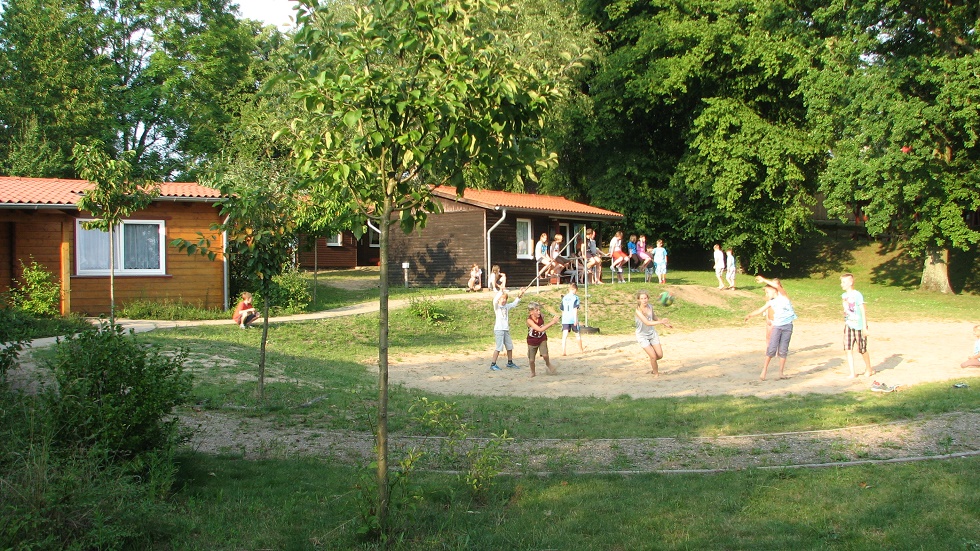 Freizeit auf dem Volleyballplatz der Waldschule. © Zebef e.V.