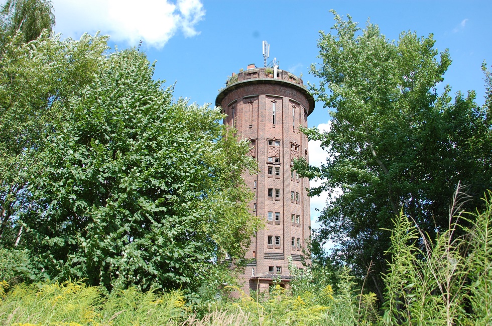 Auch der Wasserturm am Bahnhofsgelände steht unter Denkmalschutz.  © Gabriele Skorupski