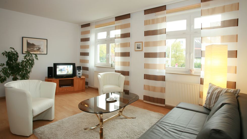 Wohnzimmer in einer Ferienwohnung in Warnemünde © InterDomizil GmbH